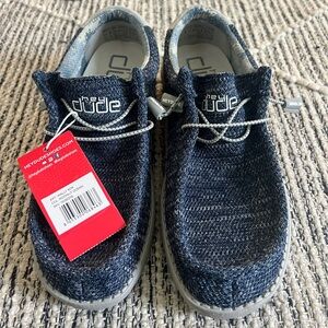 Men’s hey dude shoes size 8. NEW WITH TAG
